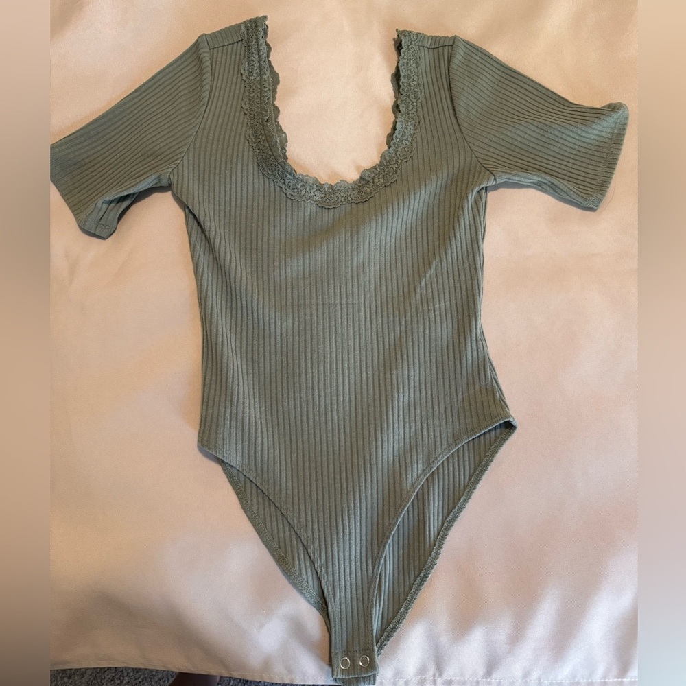 Forever 21 Olive Green Ribbed Bodysuit Lace Trim Women’s Size Small